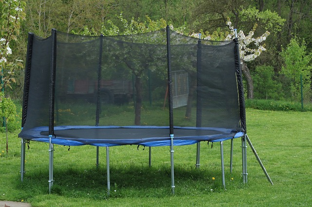 Trampolína na zahradě